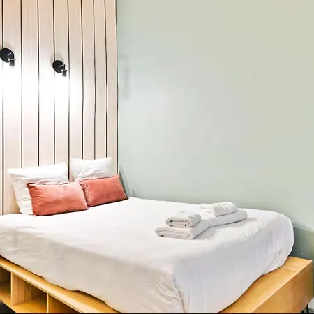 Stylish 2-bedroom Loft In The Heart Of With Air Conditioning アパート