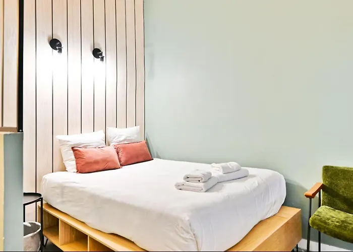 Stylish 2-bedroom Loft In The Heart Of With Air Conditioning アパート